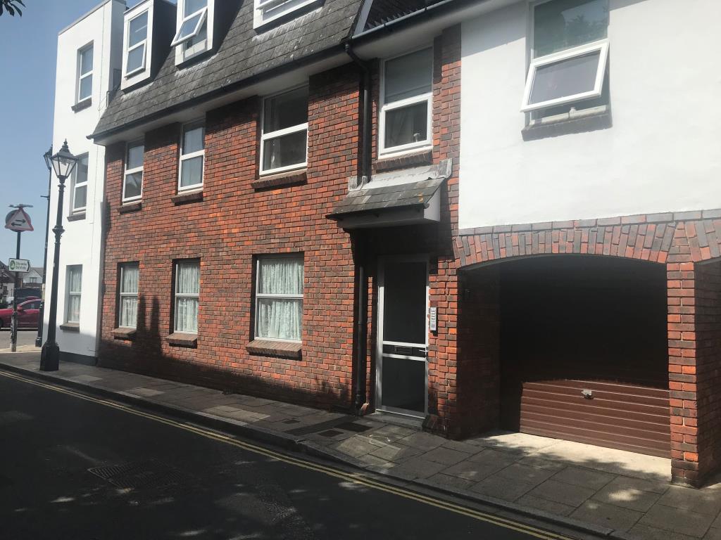 Lot: 63 - FLAT WITH GARAGE IN OLD PORTSMOUTH -